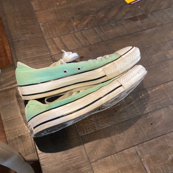 Converse size 7 women’s in beach glass - Picture 3 of 5